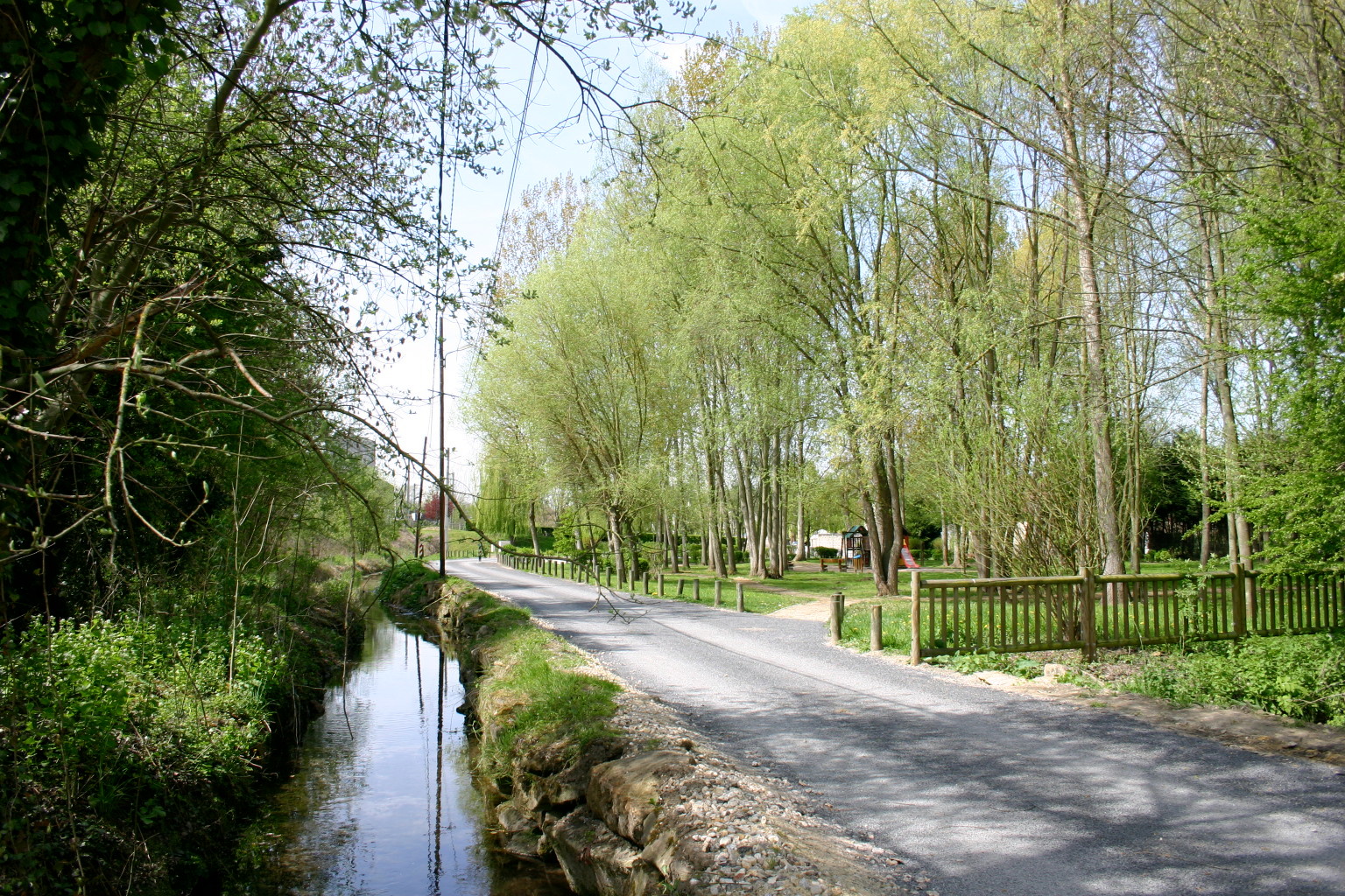 Les bords de la Viosne, le long de la route
