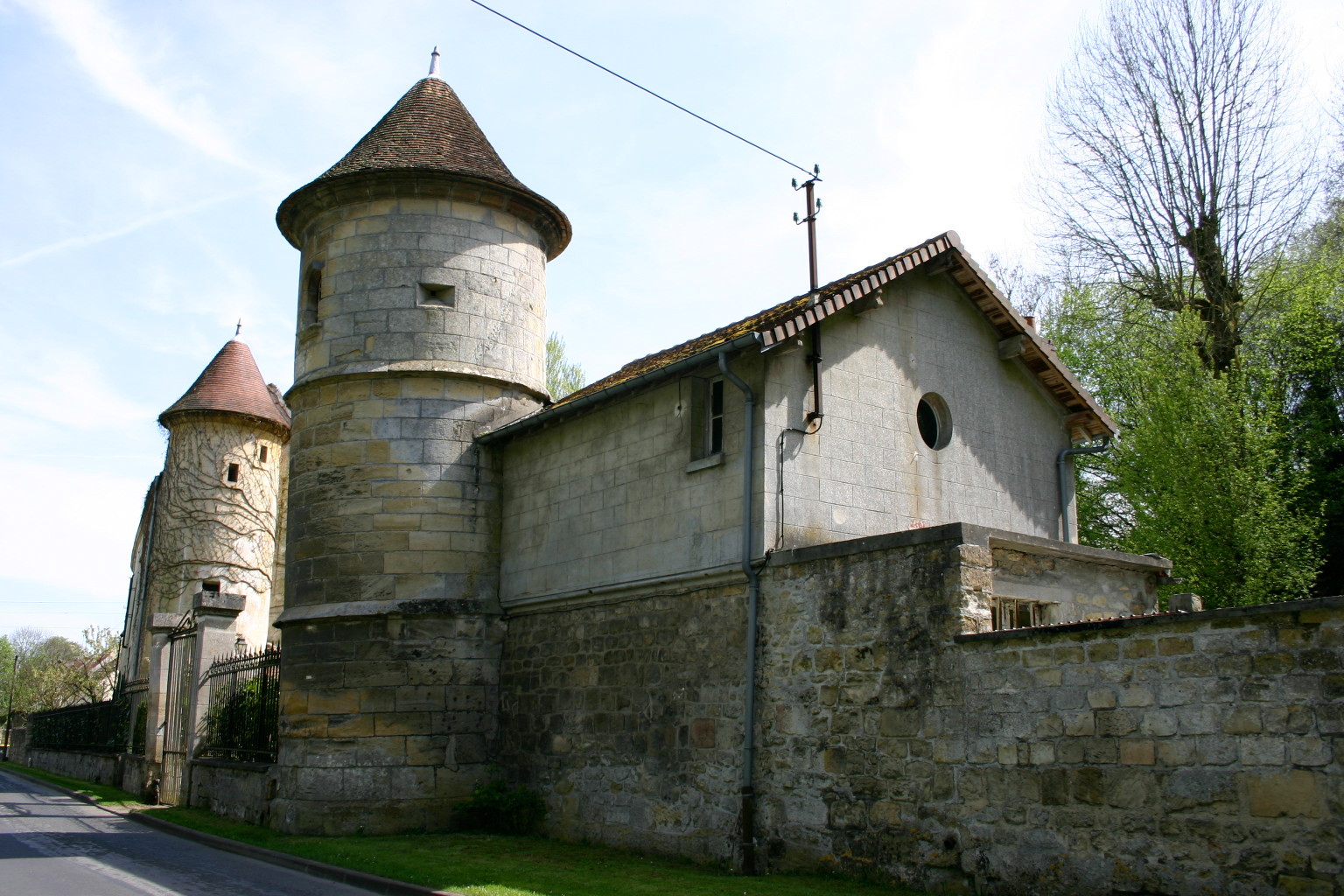 Le manoir et ses tourelles, au coeur du village