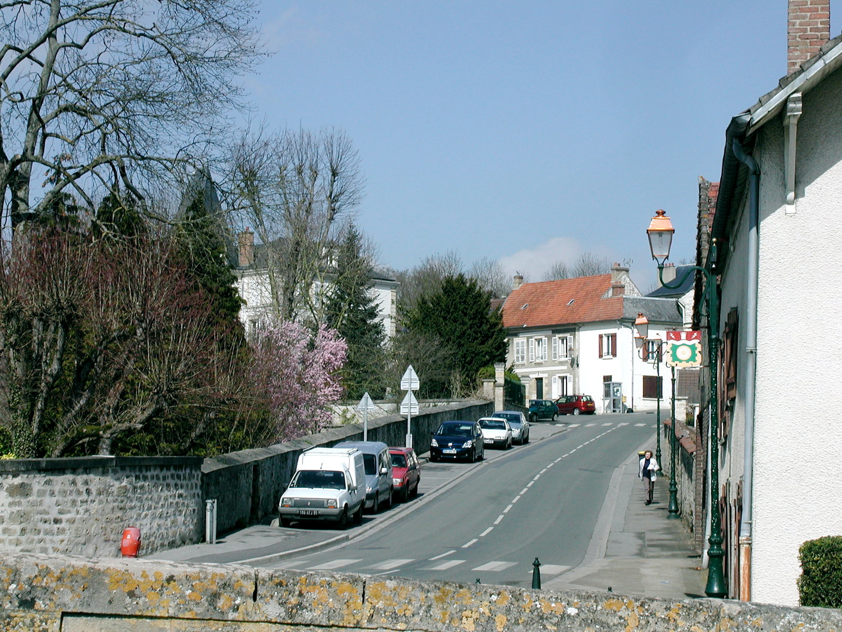 Une rue du village au printemps