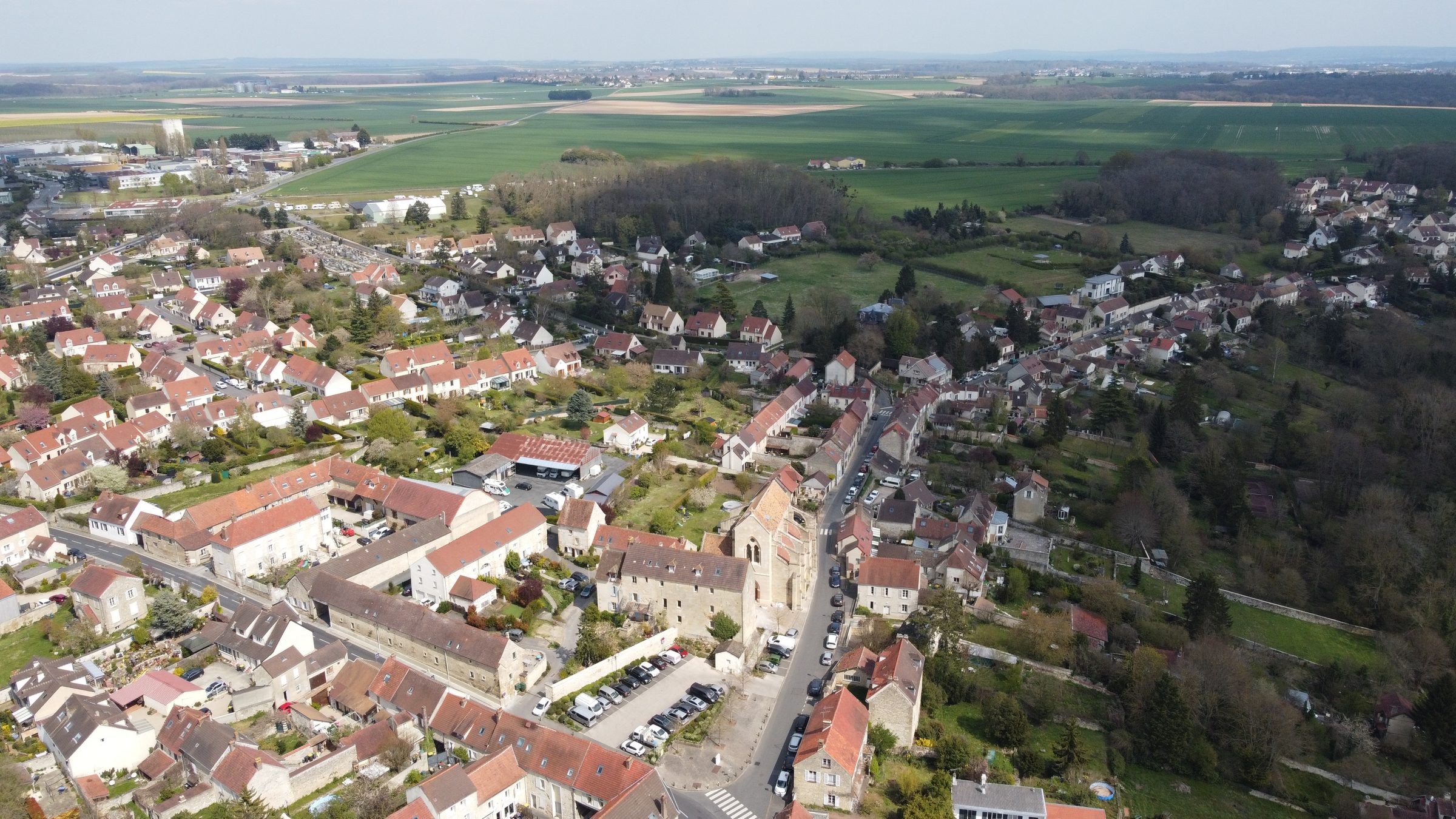Vue aerienne de Boissy-l Aillerie : le village, son eglise et les champs du Vexin