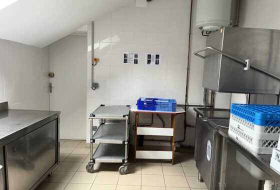 La salle polyvalente avec ses tables dressées